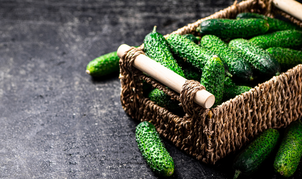 Ogórki o regularnym, walcowatym kształcie w koszyku